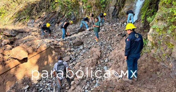 Atienden Fuerzas Armadas y PC deslizamiento de tierra en Pahuatl&aacute;n