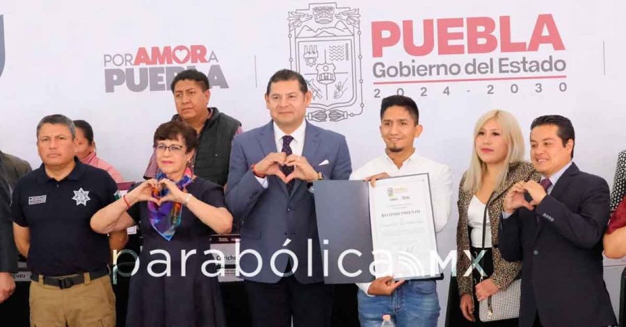 Reconoce Armenta y le otorga una beca al boxeador Emmanuel &ldquo;El Tigre&rdquo; Arellano