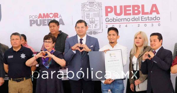 Reconoce Armenta y le otorga una beca al boxeador Emmanuel &ldquo;El Tigre&rdquo; Arellano