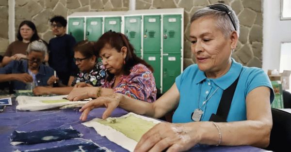 Imparte DIF Puebla Capital taller de cianotipia a personas adultas mayores
