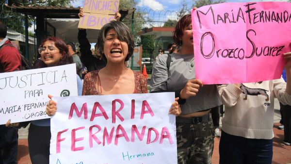 Con ofrenda y marcha, exigen justicia por homicidio de Mar&iacute;a Fernanda