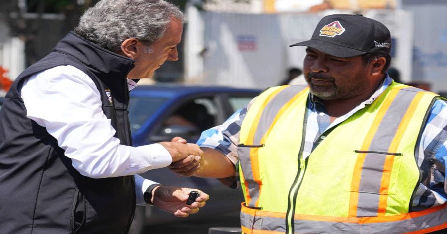 Supervisa Pepe Chedraui a cuadrillas de bacheo en la 17 Sur y 13 Poniente