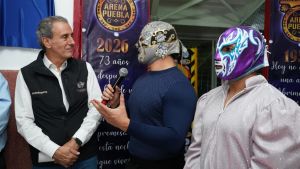 Devela Chedraui placa por el 73 aniversario de la Arena Puebla