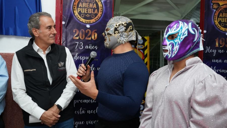 Devela Chedraui placa por el 73 aniversario de la Arena Puebla