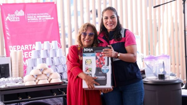 Entrega Lupita Cuautle equipamiento para desayunadores escolares