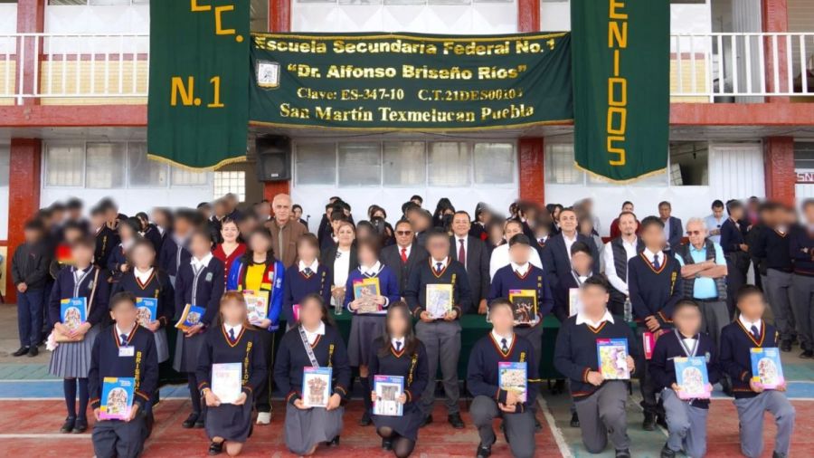 Realiza alcalde entrega simb&oacute;lica de libros de texto gratuitos en Texmelucan