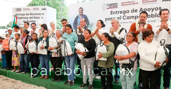 Entrega Gobierno m&aacute;s de 7 mil sacos de fertilizante a viveristas en la microrregi&oacute;n de Tecamachalco.