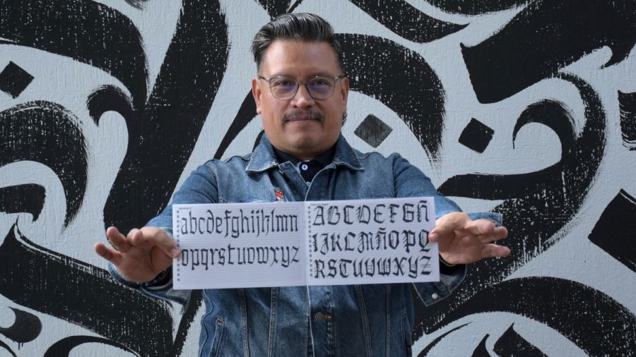 Comparte investigador BUAP caligraf&iacute;a g&oacute;tica mexicana en ATypI 2026