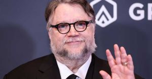 Anuncia Guillermo del Toro la muerte de su hermano en entrega de premios