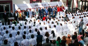 Entrega SEP cofias y distintivos a estudiantes de la USEP