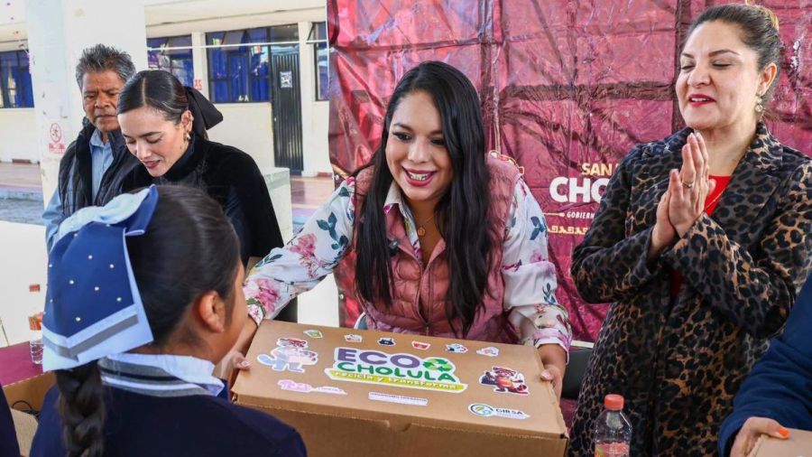 V&iacute;a EcoCholula, entregan computadoras a estudiantes cholultecas