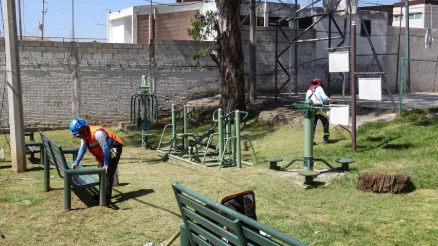 Contin&uacute;a mantenimiento de parques y &aacute;reas verdes en Puebla