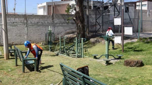 Contin&uacute;a mantenimiento de parques y &aacute;reas verdes en Puebla