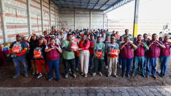 Entrega Tonantzin Fern&aacute;ndez uniformes a personal de limpia de San Pedro