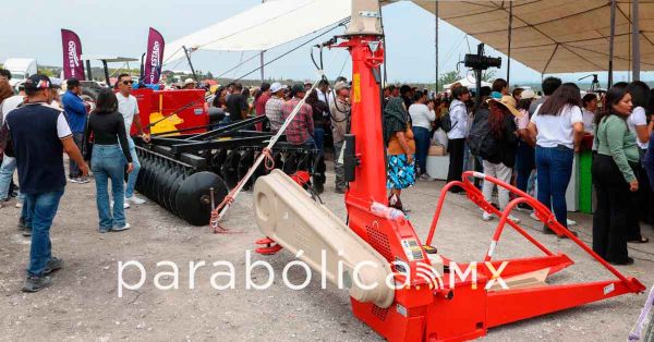 Entrega Armenta M&oacute;dulos de Maquinaria para el campo en Tepexi