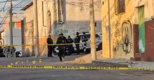 Se registra balacera e incendio de dos camionetas en colonia Lomas del 5 de mayo