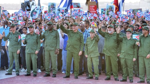 Marchan miles de cubanos en apoyo a Ra&uacute;l Castro
