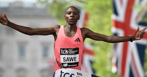 Rompe Sebasti&aacute;n Sawe la barrera de las dos horas del marat&oacute;n en Londres