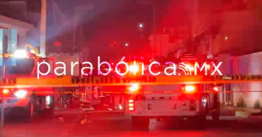 Deja incendio en negocio de Santiago Momoxpan una persona lesionada