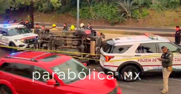 Vuelca su camioneta y muere en la Recta a Cholula