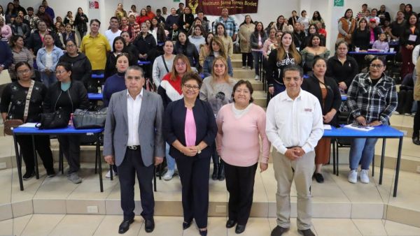 Capacitan a comit&eacute;s de padres y madres de Cuautlancingo