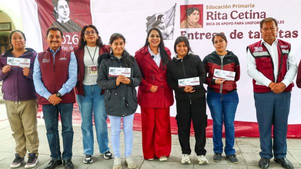 Entrega Tonantzin Fern&aacute;ndez tarjetas de la Beca Rita Cetina