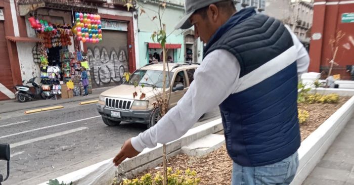 Dan mantenimiento integral en Plazuela Sor Juana In&eacute;s de la Cruz