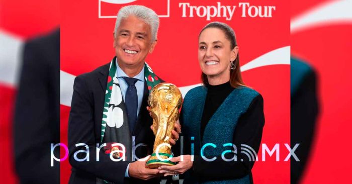 Levantan Sheinbaum y Bebeto el trofeo de la Copa del Mundo de la FIFA en Palacio Nacional