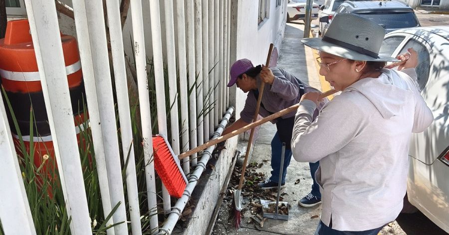 Encabeza Lupita Fern&aacute;ndez faena comunitaria en Casa del Abue