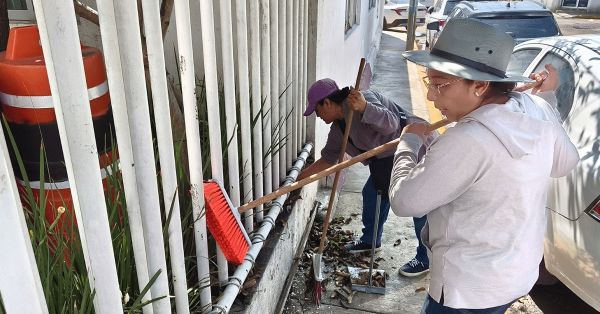 Encabeza Lupita Fern&aacute;ndez faena comunitaria en Casa del Abue