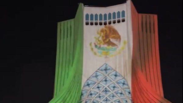 Celebran en el mundo a M&eacute;xico con iluminaci&oacute;n tricolor de edificios