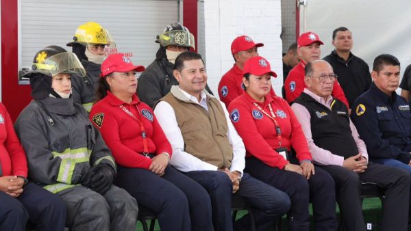 Entrega Armenta vivienda y equipo a Bomberos de Puebla