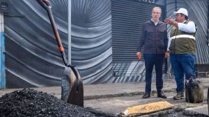 Verifica Chedraui labores de bacheo en colonia Los Volcanes