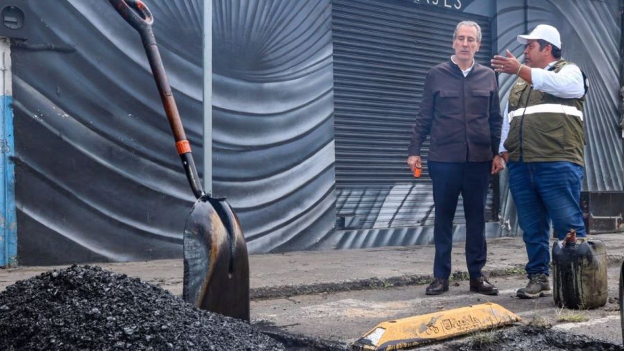 Verifica Chedraui labores de bacheo en colonia Los Volcanes