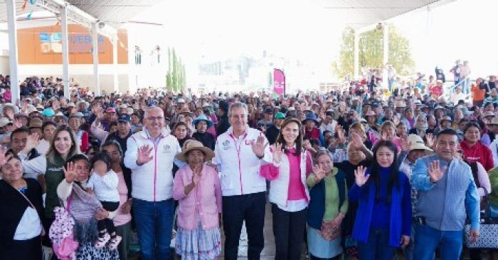 Entregan Pepe Chedraui y Marielise Budib cobertores en San Miguel Canoa
