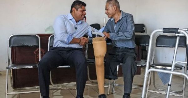 Cumple Omar Mu&ntilde;oz promesa de donar mensualmente la mitad de su salario