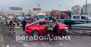Impacta auto contra se&ntilde;al&eacute;tica en Perif&eacute;rico