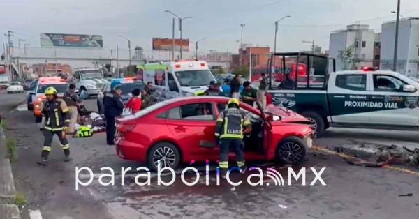 Impacta auto contra se&ntilde;al&eacute;tica en Perif&eacute;rico