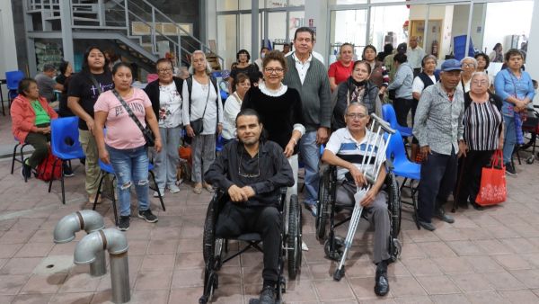 Entrega SMDIF aparatos funcionales para mejorar calidad de vida