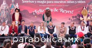 Presiden Armenta y Ceci Arellano la entrega de juguetes por D&iacute;a de Reyes en Canoa
