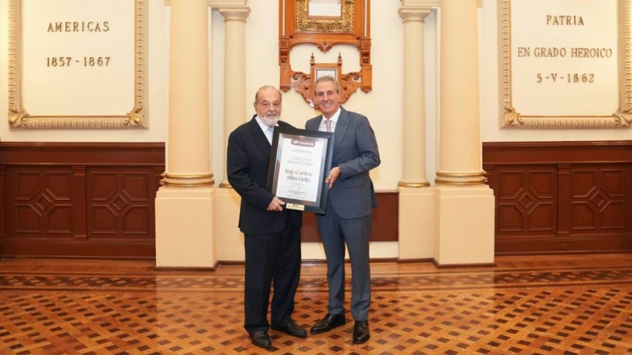 Carlos Slim, reconocido como Visitante Distinguido de Puebla