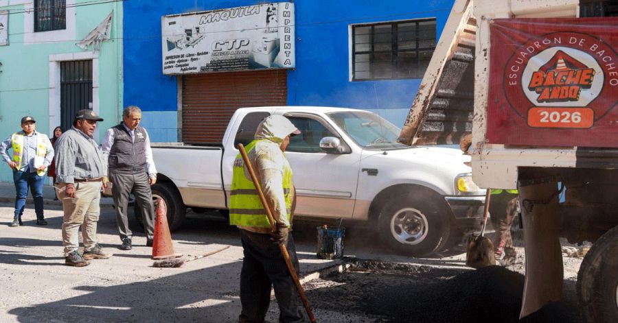 Supervisa Pepe Chedraui trabajos campa&ntilde;a "Bacheando Puebla" en el Barrio de Analco