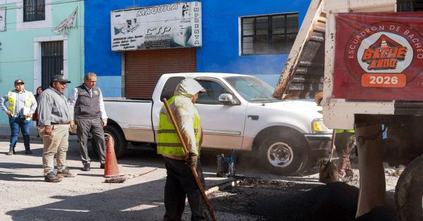 Supervisa Pepe Chedraui trabajos campa&ntilde;a "Bacheando Puebla" en el Barrio de Analco