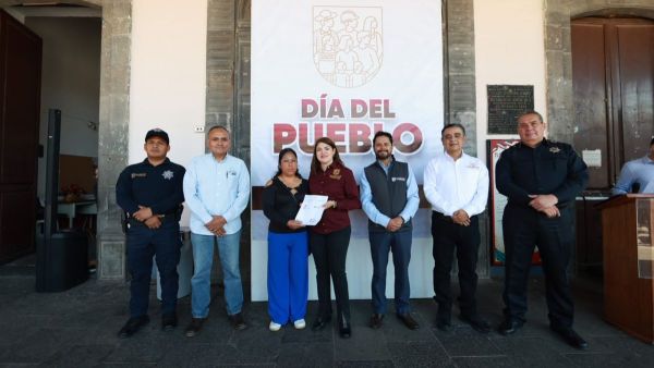 Entrega alcaldesa de Zacatl&aacute;n certificados a la polic&iacute;a del municipio