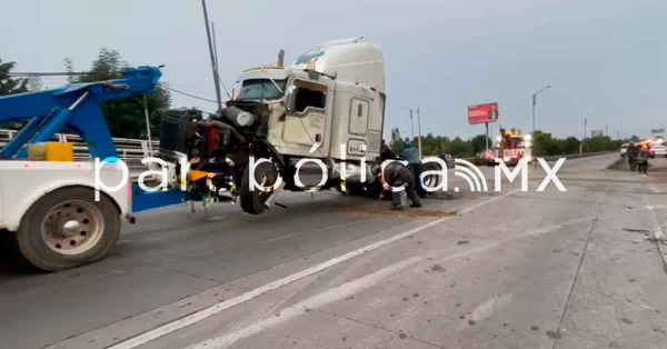 Vuelca tr&aacute;iler en el Perif&eacute;rico Ecol&oacute;gico