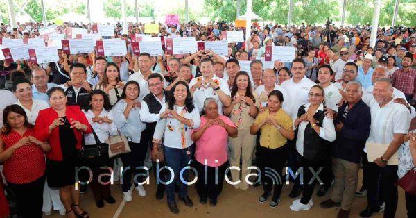 Entrega Armenta tecnolog&iacute;a e insumos al campo en la Mixteca poblana