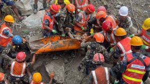 Rescatan con vida a dos trabajadores de hidroel&eacute;ctrica en Nepal