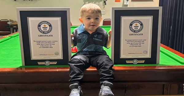 Bate ni&ntilde;o de 2 a&ntilde;os dos r&eacute;cord Guinnes en billar