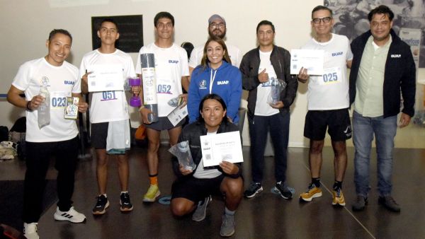 Participan trabajadores de la BUAP en &ldquo;Carrera vertical 2026&rdquo;