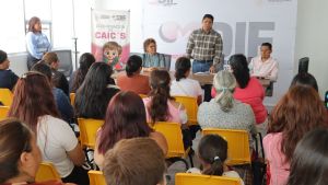 Entrega Omar Mu&ntilde;oz apoyos a maestras y personal de CAIC